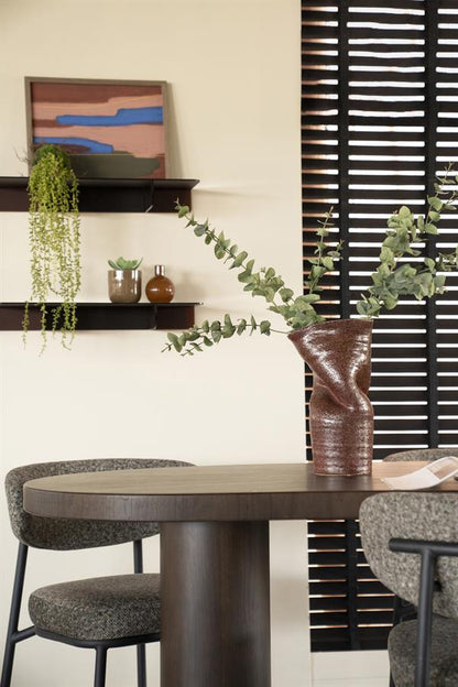 Vaas & Pot Songa rood aardewerk in een interieur
