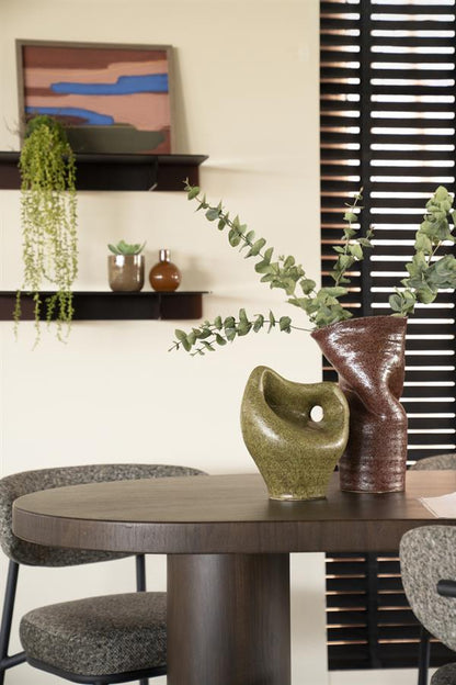 Vaas & Pot Songa rood aardewerk in een interieur