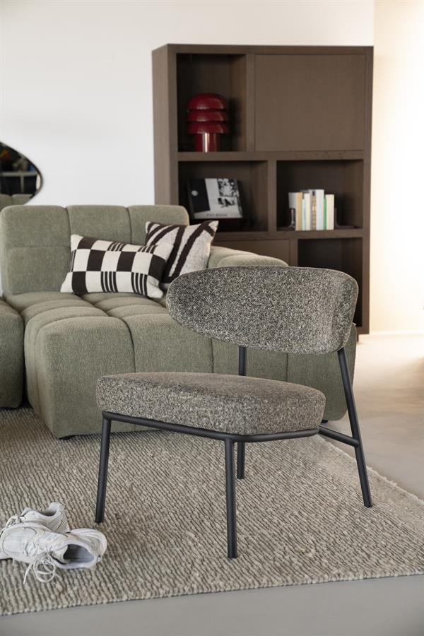 Fauteuil Jari groen stof, schuin vooraanzicht in een interieur