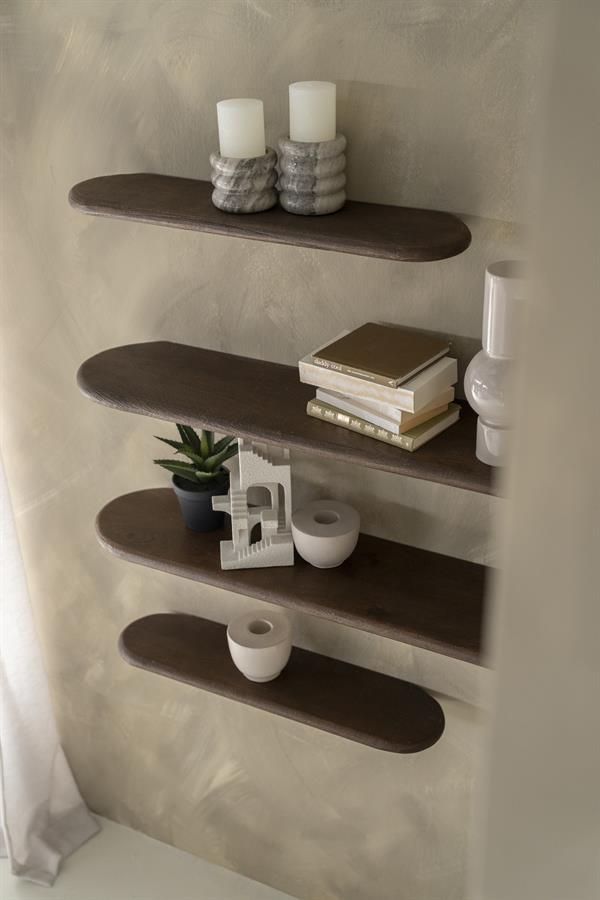 Wand decoratie Kiera bruin hout, schuin vooraanzicht in een interieur