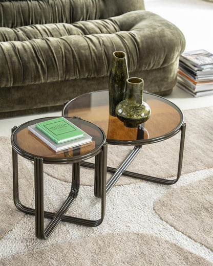 Salontafel Groovy bruin ijzer, schuin vooraanzicht in een interieur