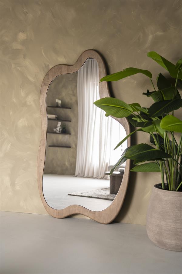 Spiegel Soraya naturel glas & rubberhout, schuin vooraanzicht in een interieur