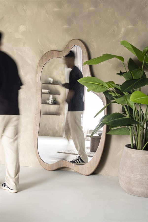 Spiegel Soraya naturel glas & rubberhout, schuin vooraanzicht in een interieur