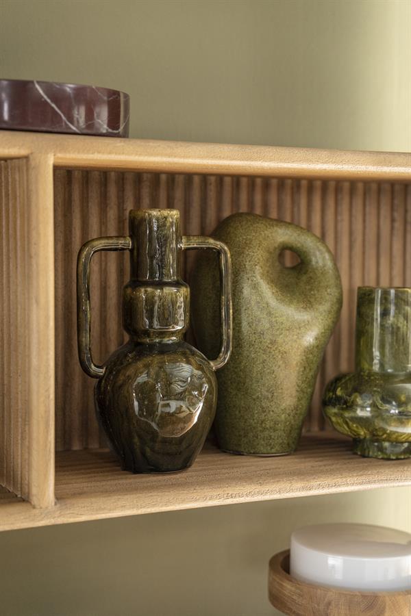 Woonaccessoire Mendi groen aardewerk 33,5 cm in een interieur