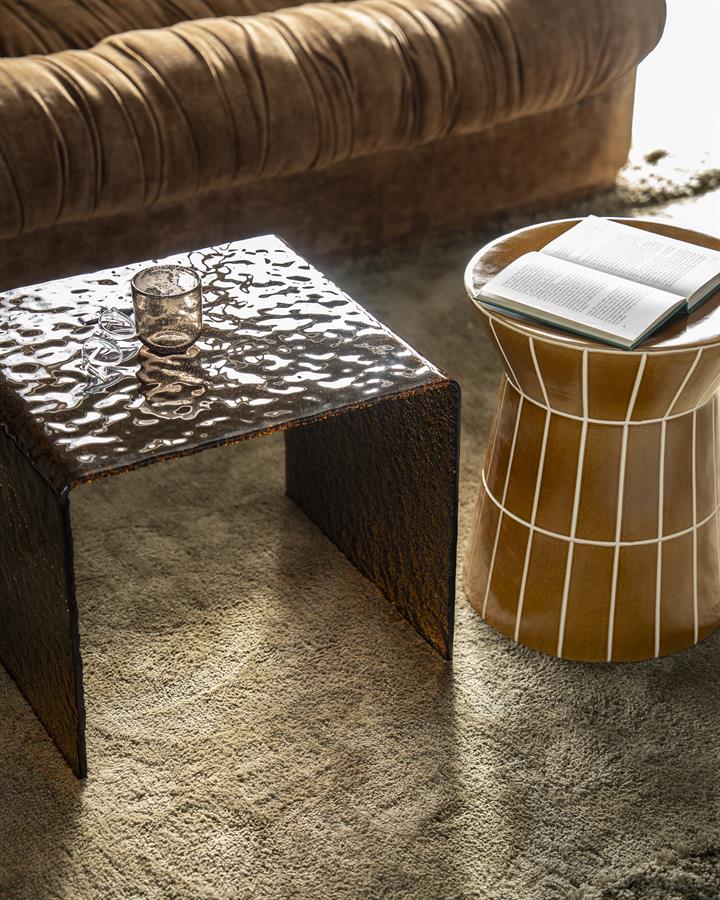 Bijzettafel Ripple bruin glas in een interieur