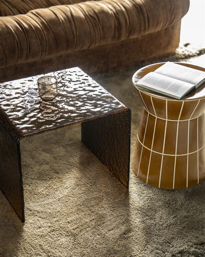 Bijzettafel Ripple bruin glas in een interieur
