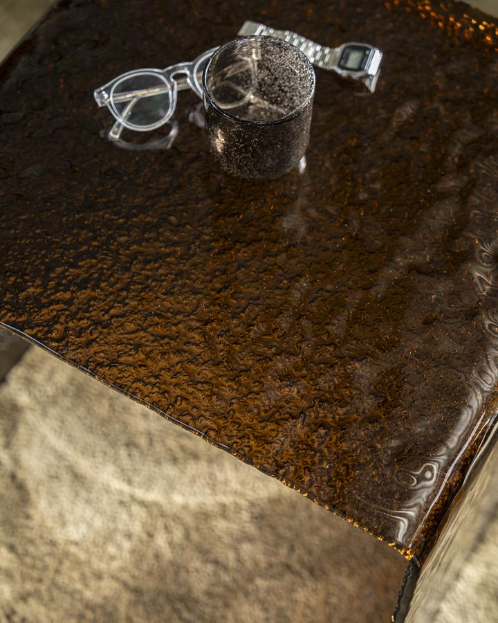 Bijzettafel Ripple bruin glas, detail van het materiaal