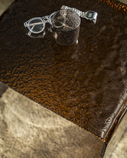 Bijzettafel Ripple bruin glas, detail van het materiaal