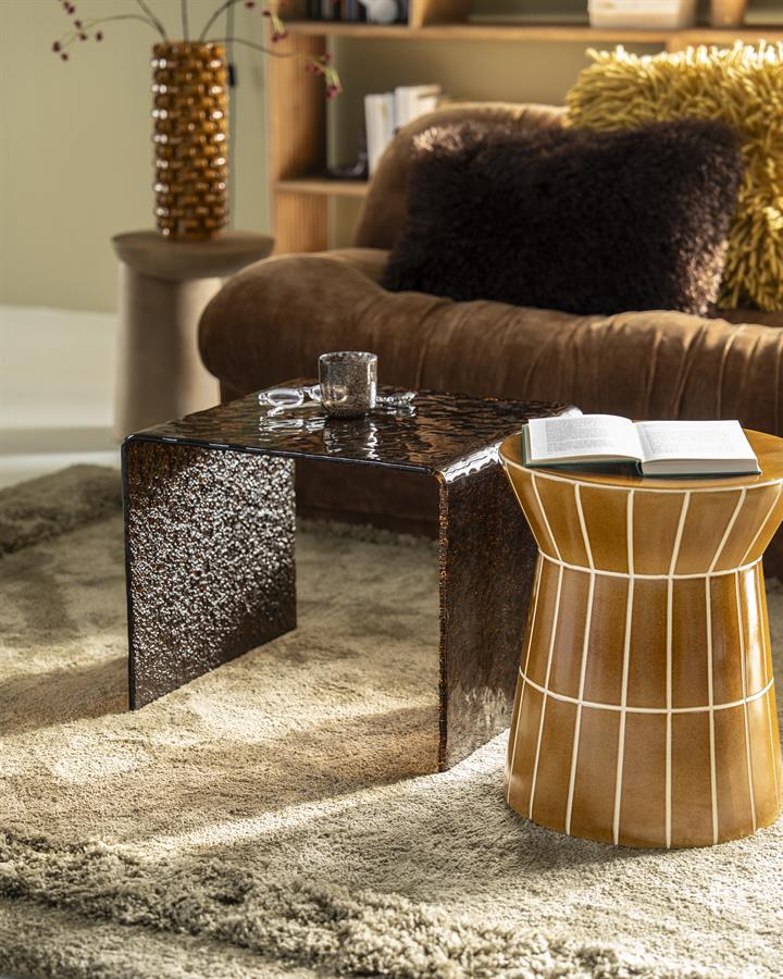 Bijzettafel Ripple bruin glas in een interieur