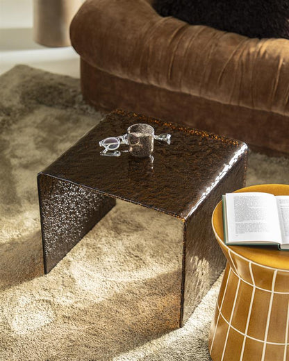 Bijzettafel Ripple bruin glas, schuin vooraanzicht in een interieur