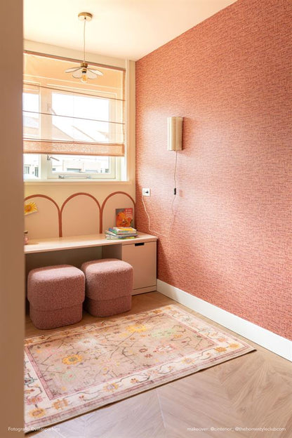 Poef Alyssa roze polyester in een interieur
