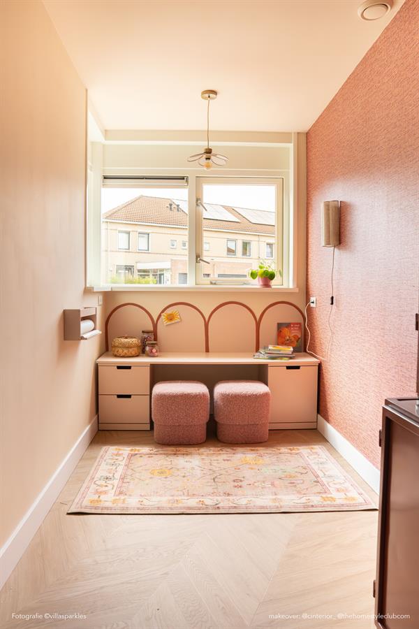 Poef Alyssa roze polyester in een interieur