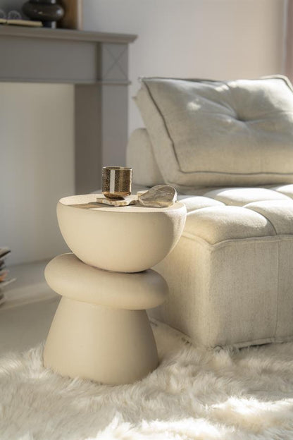 Bijzettafel Kerun beige ijzer, vooraanzicht in een interieur
