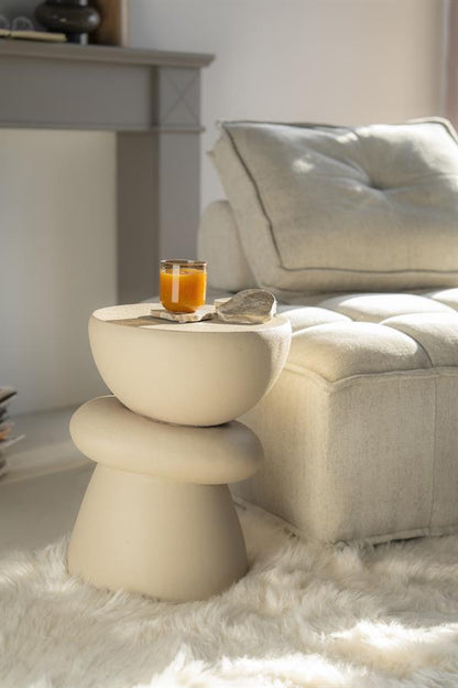 Bijzettafel Kerun beige ijzer, vooraanzicht in een interieur