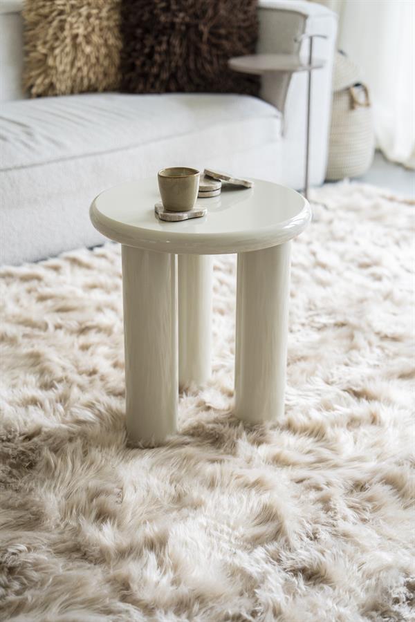 Bijzettafel Bloop beige mdf, vooraanzicht in een interieur