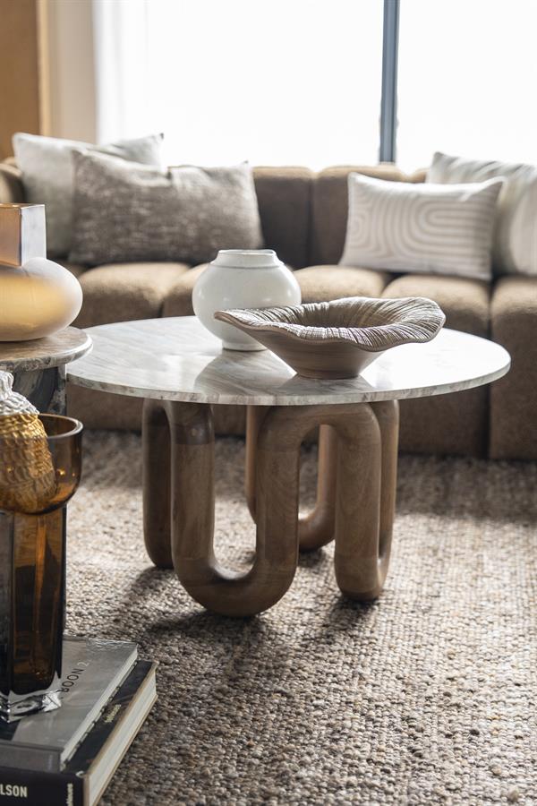Salontafel LoopStone naturel mangohout, vooraanzicht in een interieur