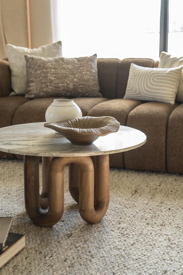 Salontafel LoopStone naturel mangohout, schuin vooraanzicht in een interieur