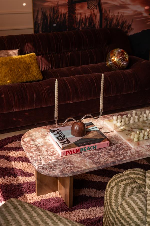 Salontafel Haussmann roze mangohout, schuin vooraanzicht in een interieur