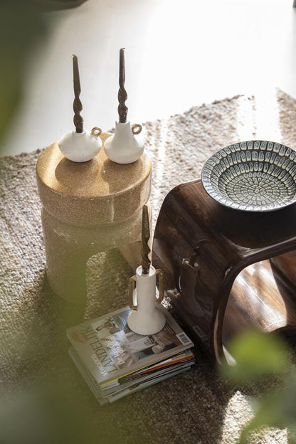 Bijzettafel Arch bruin aardewerk in een interieur