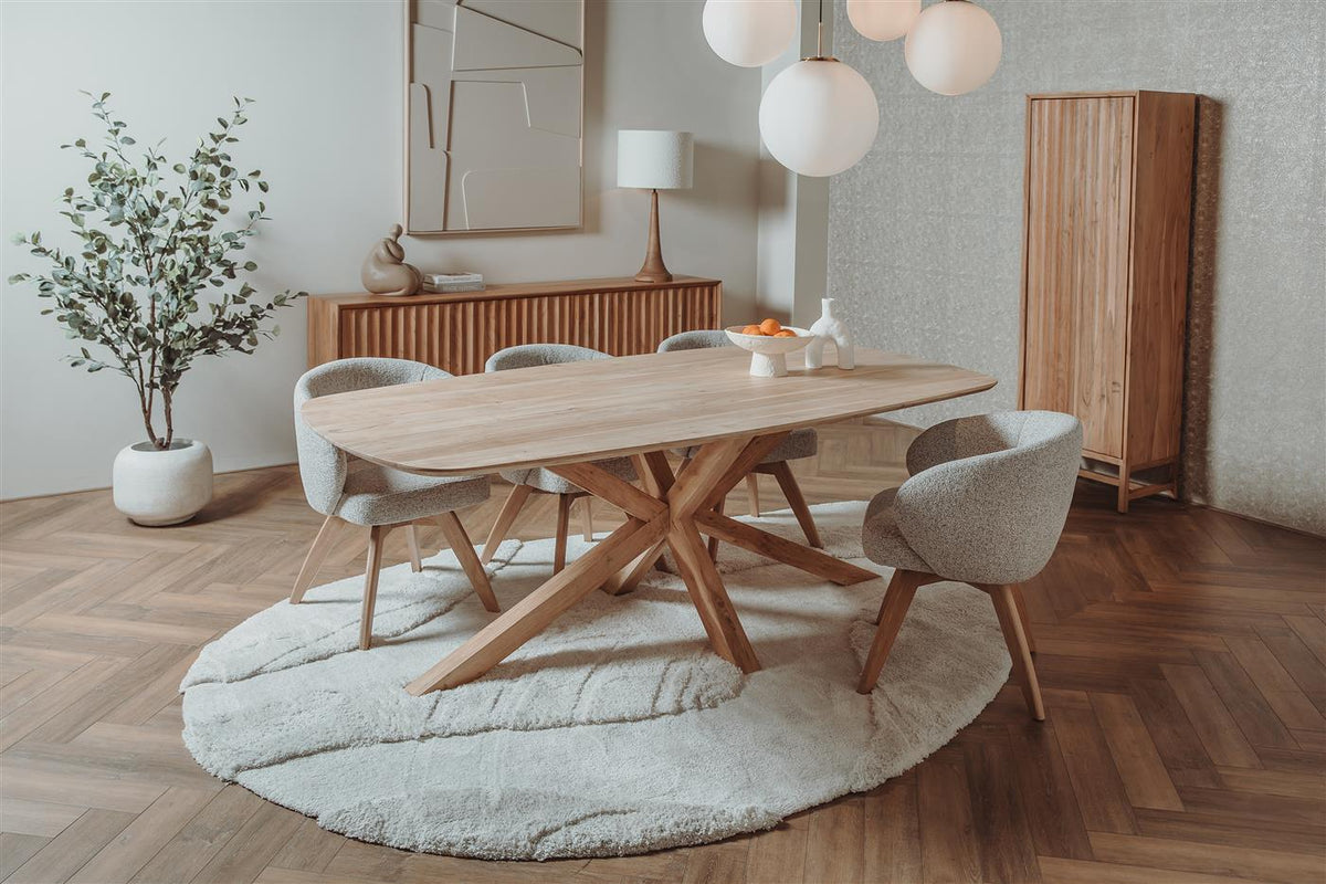 Eettafel Crotone naturel acaciahout in een interieur