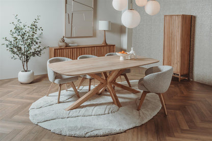 Eettafel Crotone naturel acaciahout in een interieur