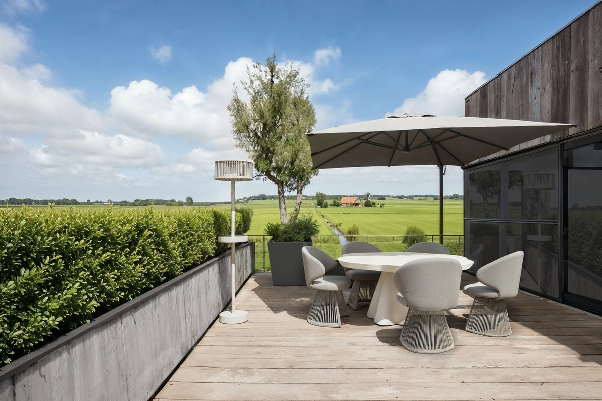 Tuintafel Urban Bloom zand ijzer in een interieur