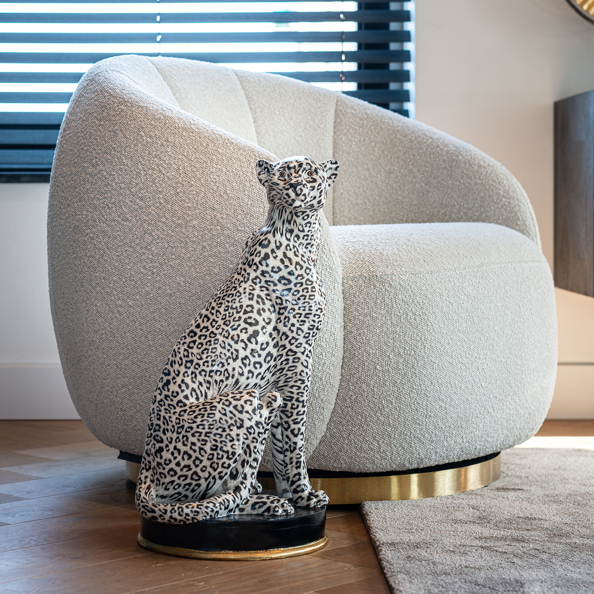 Draaifauteuil Jago wit bouclé in een interieur