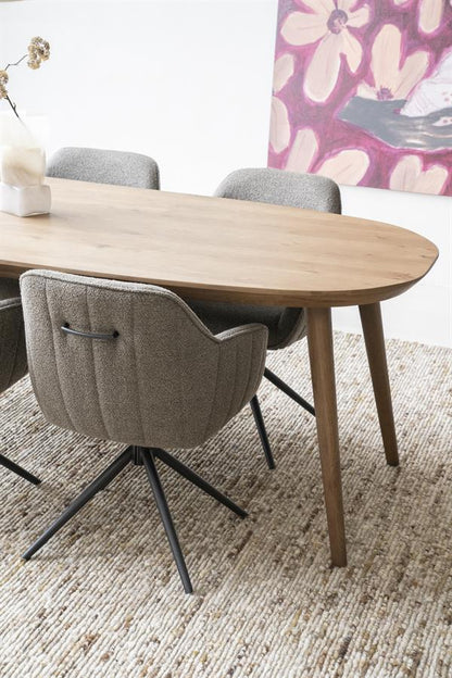 Eettafel Elijah | Bruin Eikenhout | Ovaal — Vooraanzicht - sfeer