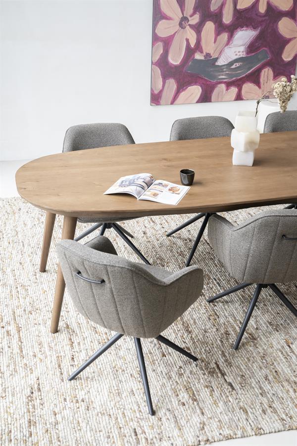 Eettafel Elijah | Bruin Eikenhout | Ovaal — Zijaanzicht - sfeer