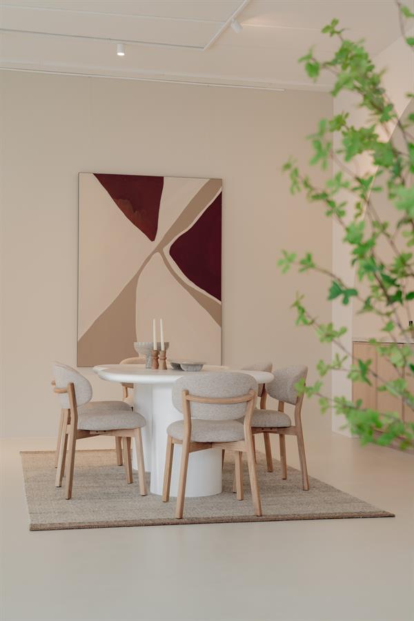 Eetkamerstoel Mikky | Taupe Stof | Houten Poten — Algemene Sfeerfoto