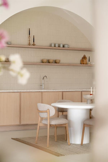 Eetkamerstoel Mikky | Taupe Stof | Houten Poten — Zijaanzicht - sfeer