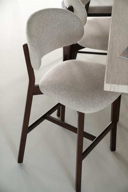Barkruk Mikky taupe stof bruin eikenhout magazijn leegverkoop, detail van het materiaal
