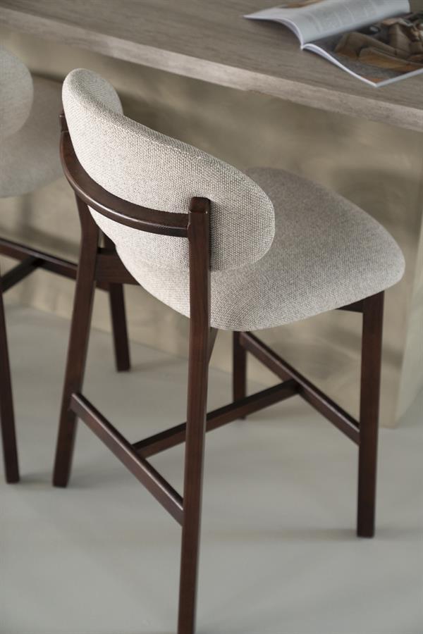Barkruk Mikky taupe stof bruin eikenhout magazijn leegverkoop, detail van het materiaal