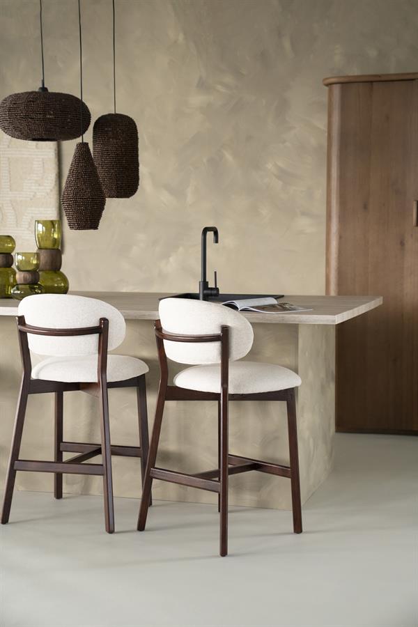 Barkruk Mikky beige stof bruin eikenhout in een interieur