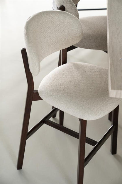 Barkruk Mikky beige stof bruin eikenhout in een interieur