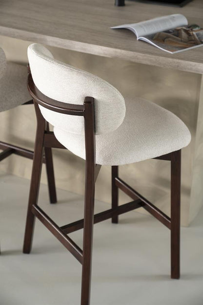 Barkruk Mikky beige stof bruin eikenhout in een interieur
