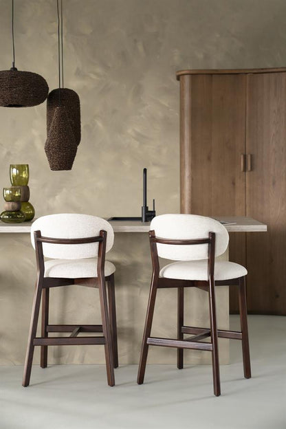 Barkruk Mikky beige stof bruin eikenhout, vooraanzicht in een interieur