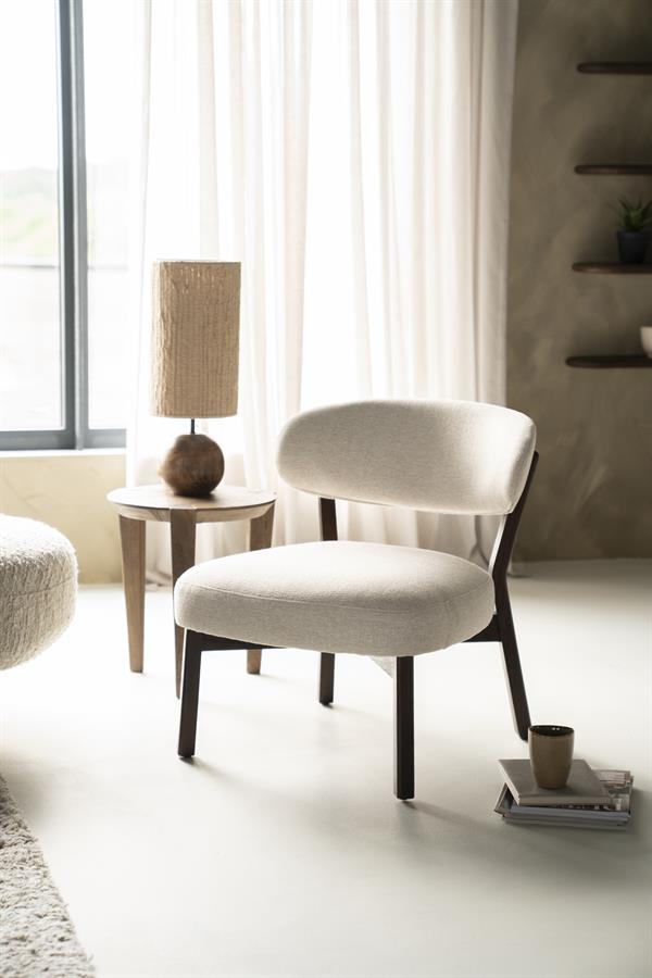 Fauteuil Mikky | Taupe Stof | Bruin Eikenhout — Vooraanzicht - sfeer