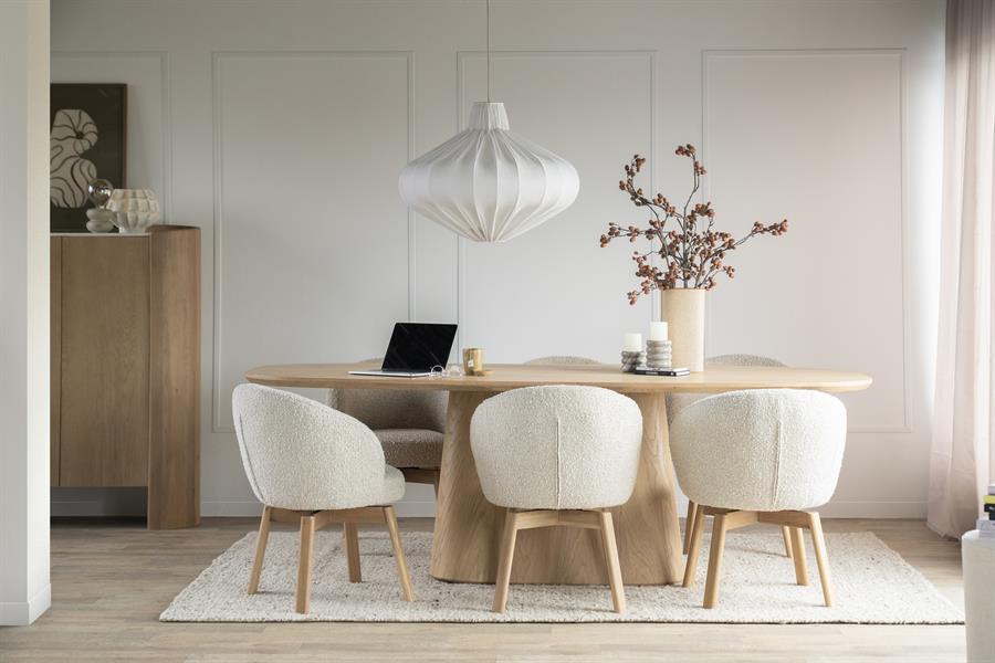 Eettafel Nola naturel eiken fineer deens ovaal, vooraanzicht in een interieur