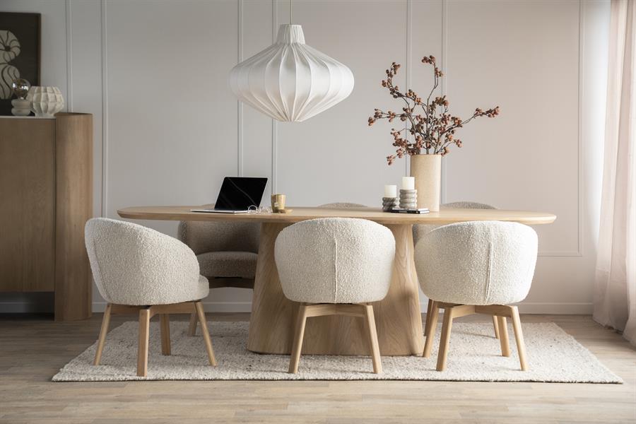 Eettafel Nola naturel eiken fineer deens ovaal, vooraanzicht in een interieur