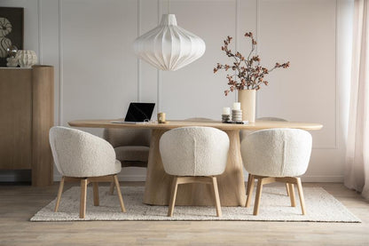 Eettafel Nola naturel eiken fineer deens ovaal, vooraanzicht in een interieur