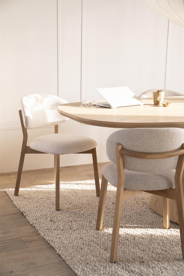 Eetkamerstoel Mikky | Beige Stof | Houten Poten — Vooraanzicht - sfeer
