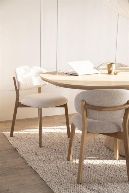 Eetkamerstoel Mikky | Beige Stof | Houten Poten — Vooraanzicht - sfeer