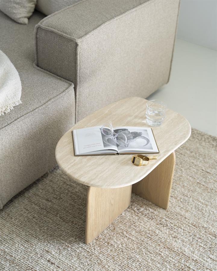 Bijzettafel Lova naturel eikenhout & travertin, bovenaanzicht in een interieur