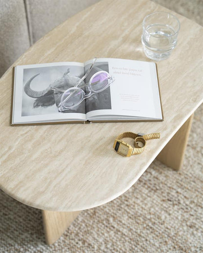 Bijzettafel Lova naturel eikenhout & travertin, detail van het materiaal