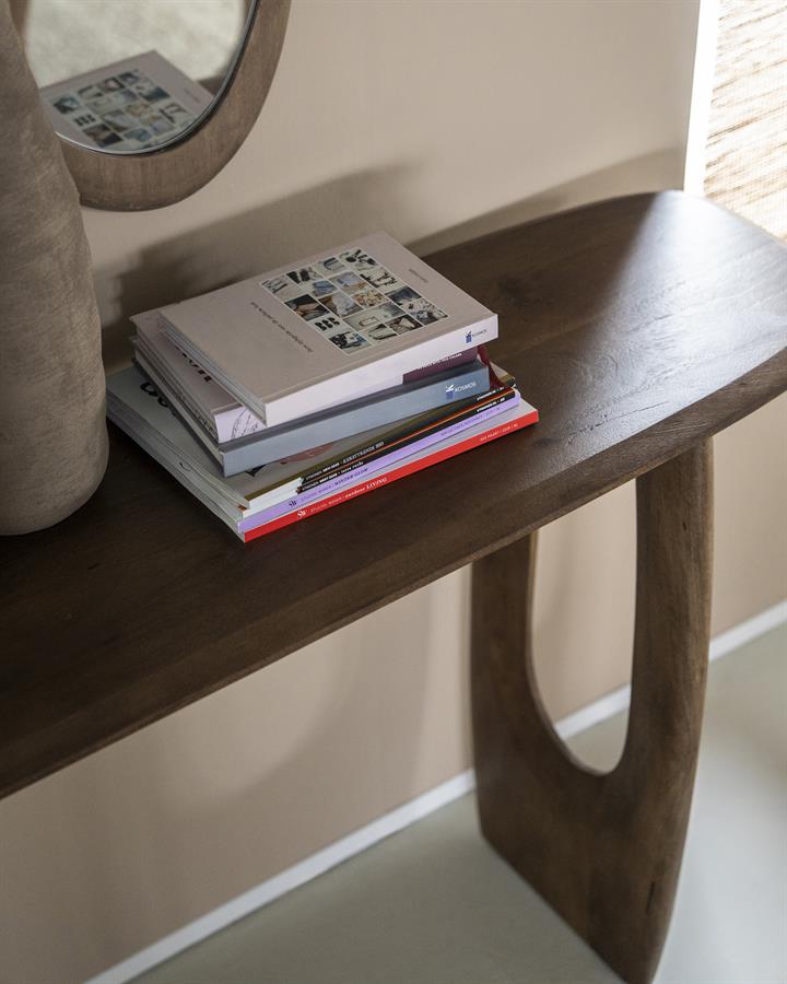 Sidetable Phoebe bruin mangohout, detail van het materiaal