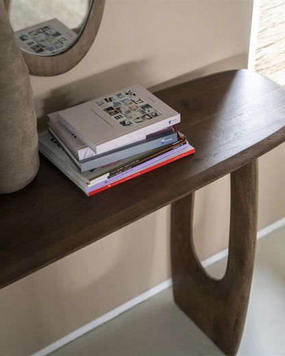 Sidetable Phoebe bruin mangohout, detail van het materiaal