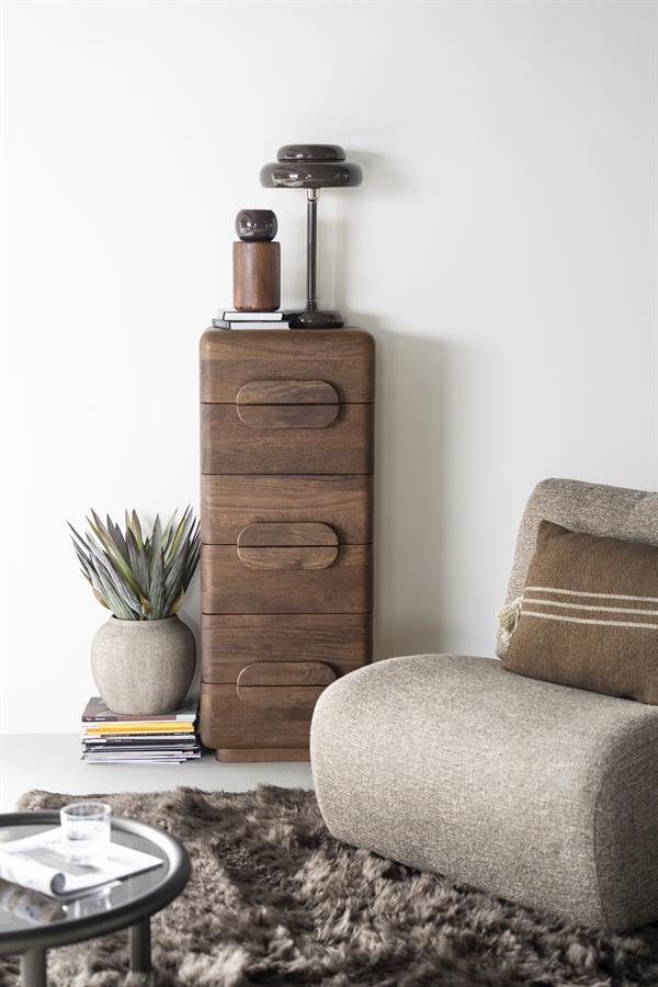 Ladekast Murphy bruin mangohout, vooraanzicht in een interieur