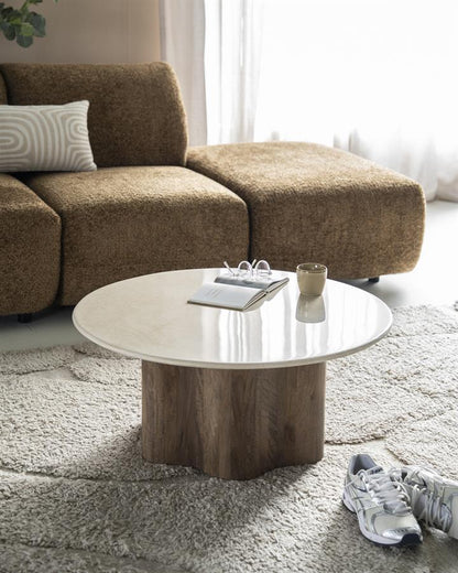 Salontafel Bodhi botochino marmer, schuin vooraanzicht in een interieur