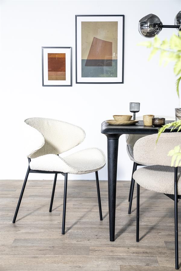 Eetkamerstoel Tess beige stof met armleuning, schuin vooraanzicht in een interieur